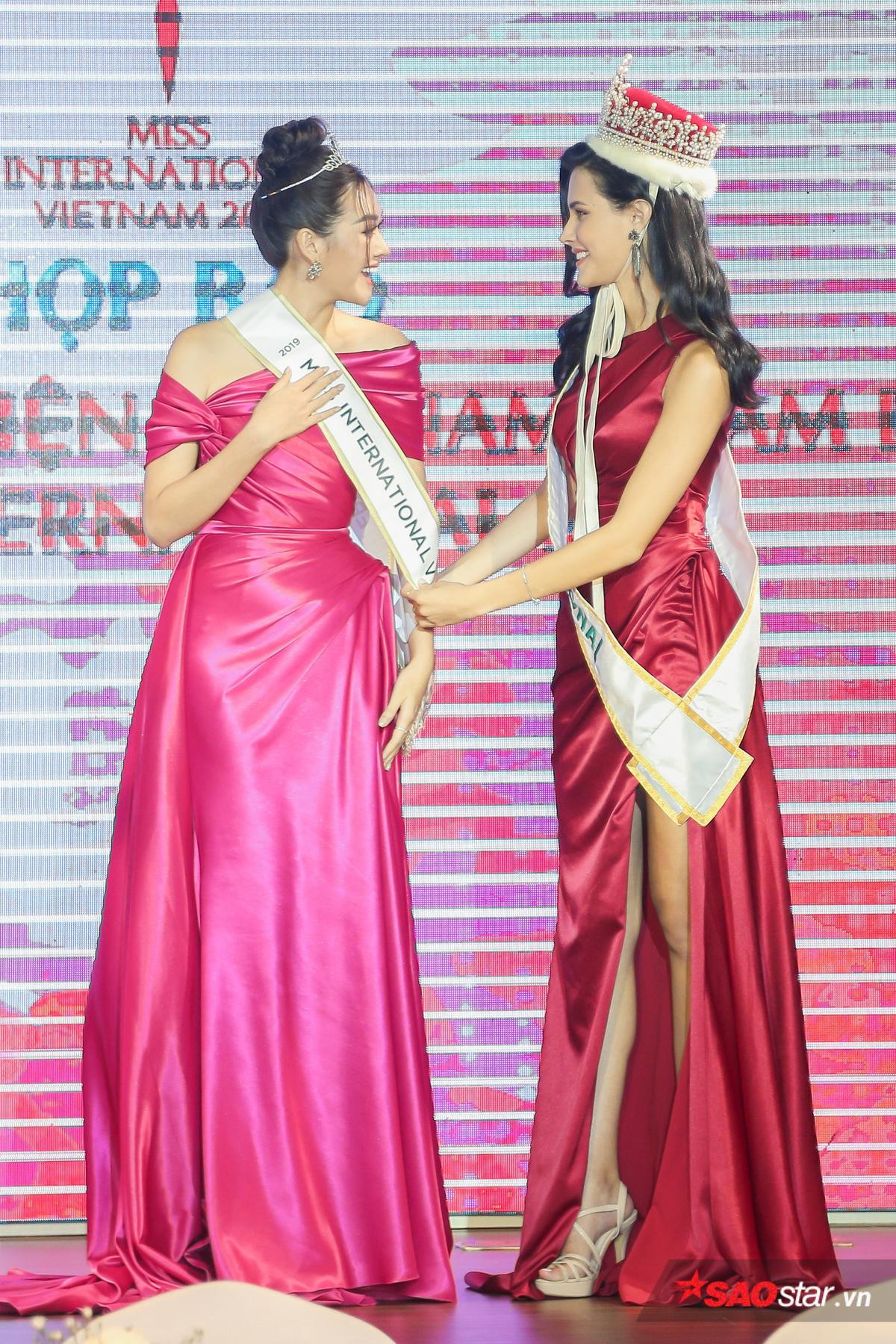 Á hậu Tường San được Hoa hậu Quốc tế trao sash đại diện Việt Nam thi Miss International 2019 Ảnh 2