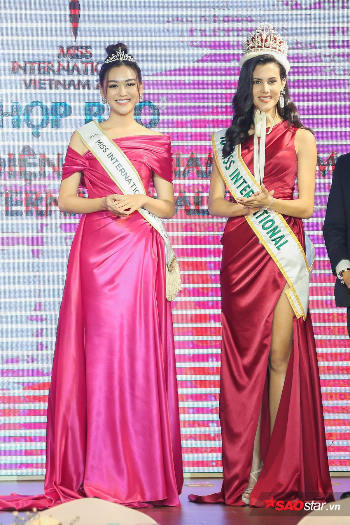 Á hậu Tường San được Hoa hậu Quốc tế trao sash đại diện Việt Nam thi Miss International 2019 Ảnh 3