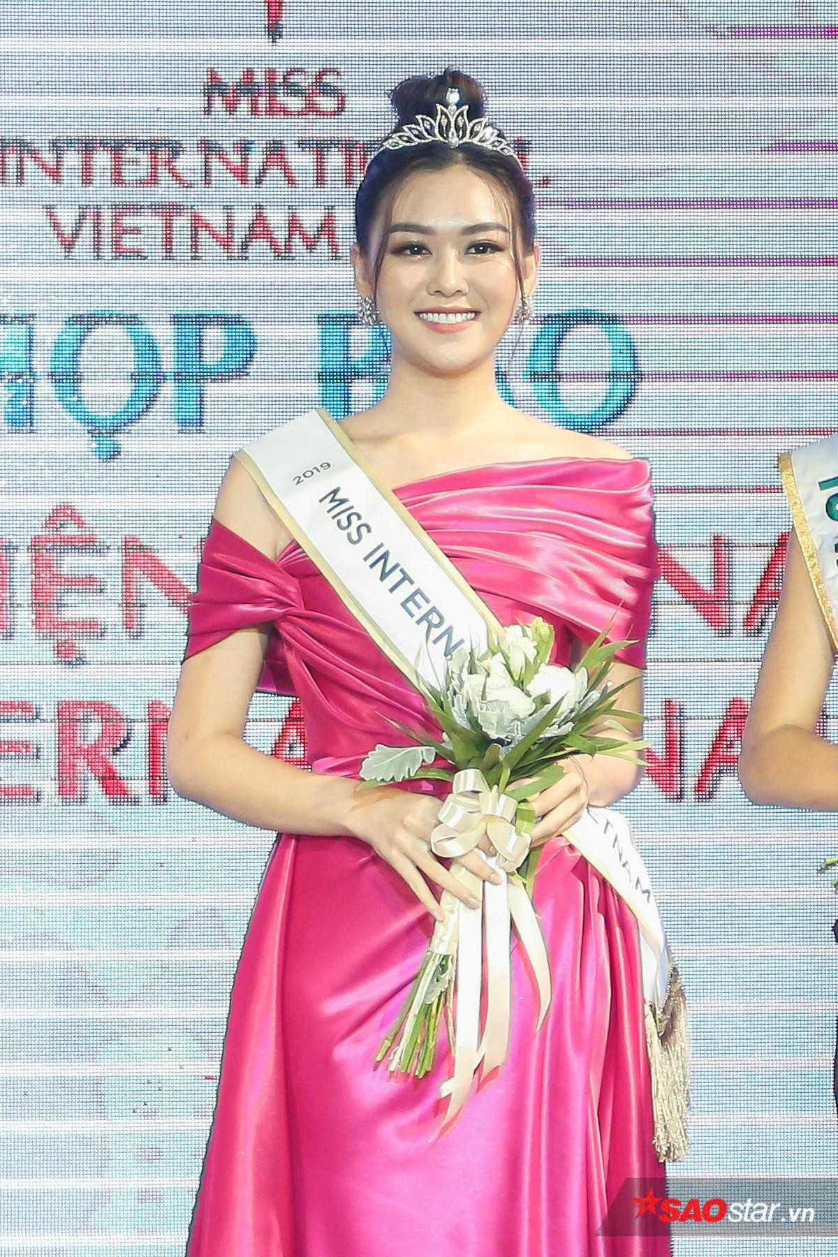 Á hậu Tường San được Hoa hậu Quốc tế trao sash đại diện Việt Nam thi Miss International 2019 Ảnh 5