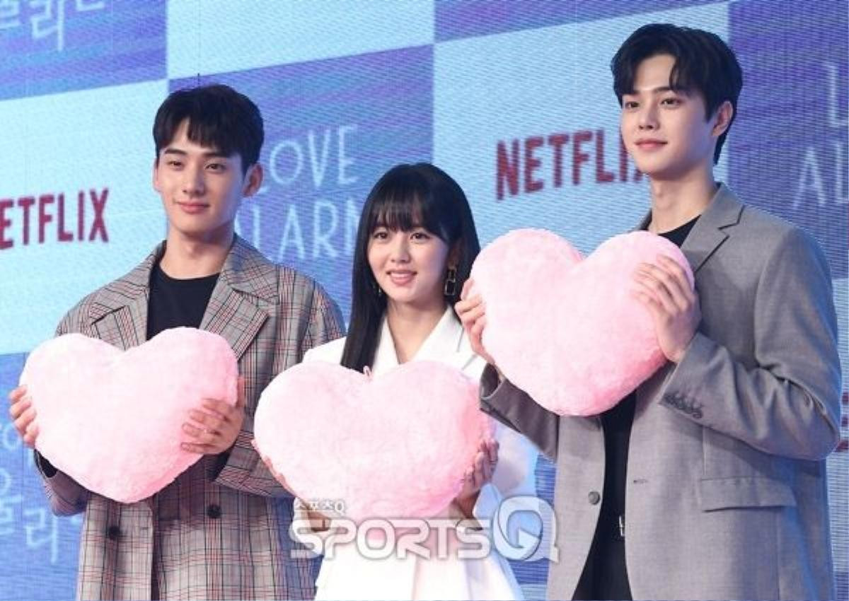 Jung Ga Ram chia sẻ về 'tình tay ba' của anh, Song Kang và Kim So Hyun trong 'Love Alarm' Ảnh 1