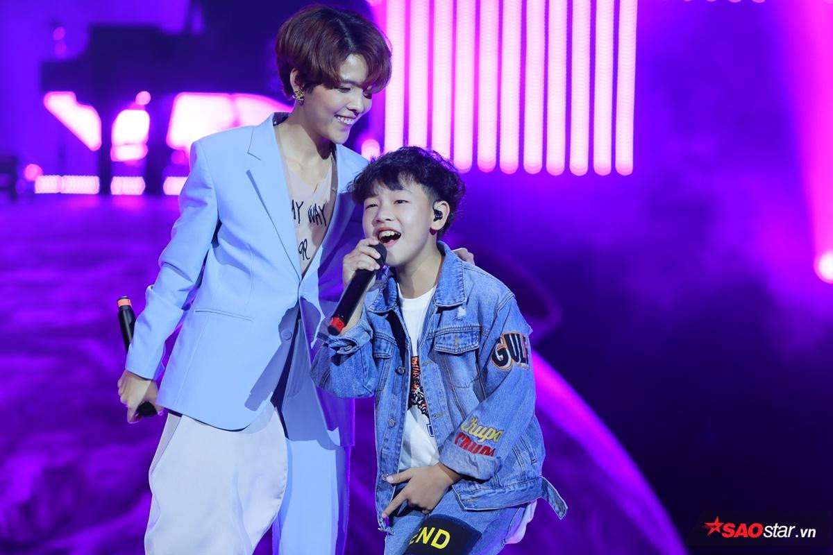 'Tiểu Soobin' Đào Đình Anh Tuấn và Quán quân The Voice Kids 2017 Ngọc Ánh như nghệ sĩ thực thụ trong đêm nhạc của cô giáo Vũ Cát Tường Ảnh 1