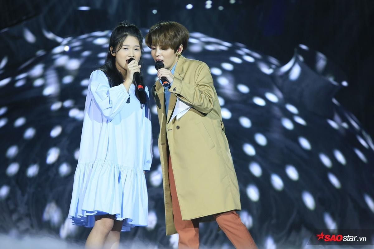 'Tiểu Soobin' Đào Đình Anh Tuấn và Quán quân The Voice Kids 2017 Ngọc Ánh như nghệ sĩ thực thụ trong đêm nhạc của cô giáo Vũ Cát Tường Ảnh 5