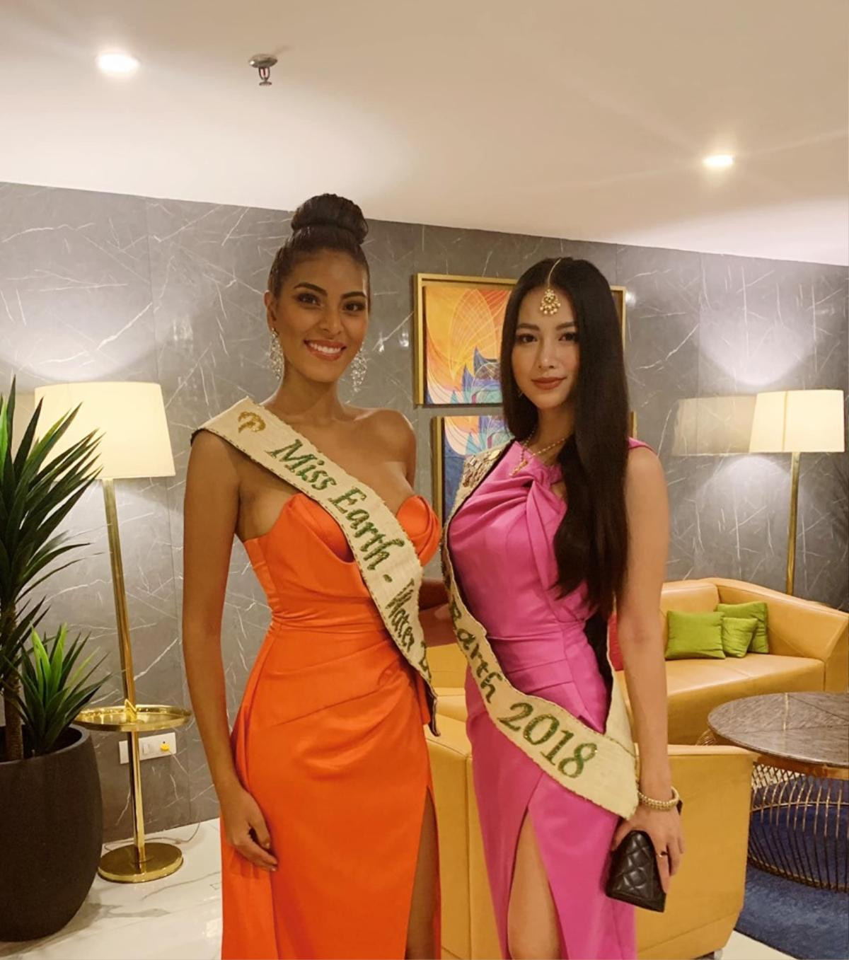 Miss Earth Phương Khánh hóa 'mỹ nhân Ấn Độ' đọ sắc cùng Hoa hậu Liên lục địa 2018 Ảnh 1