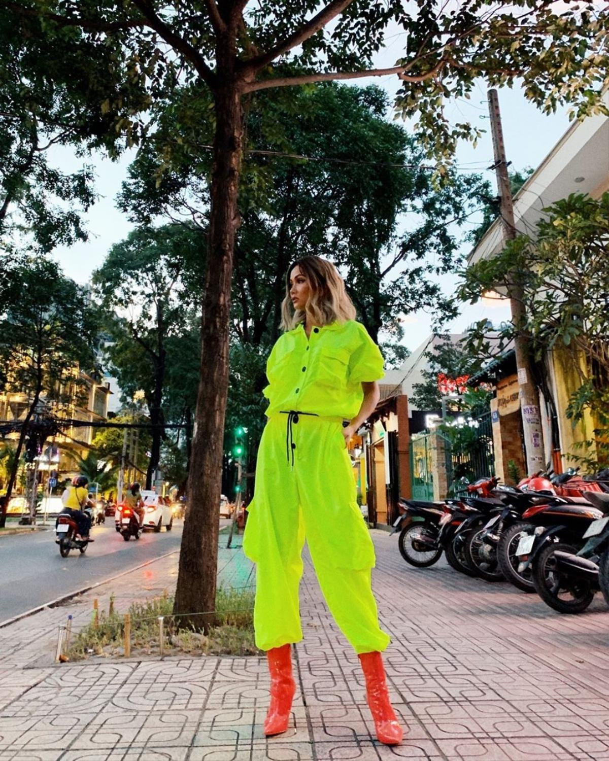 Street style Sao Việt ngày lễ: H'Hen Niê quyết tâm nổi nhất phố phường, Hoàng Thùy tiếp tục làm fan 'bỏng mắt' Ảnh 1