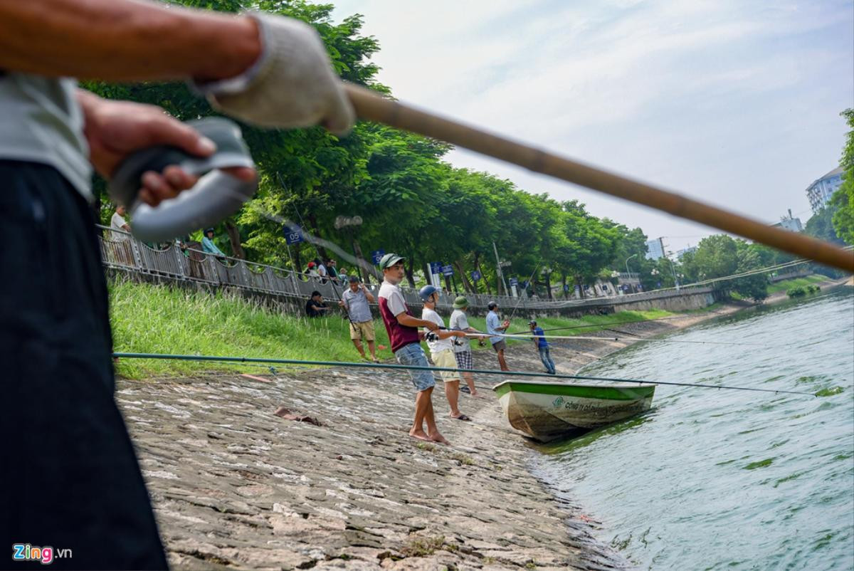 Nước sông Tô Lịch đổi màu xanh ngắt, dân mở hội câu cá Ảnh 2