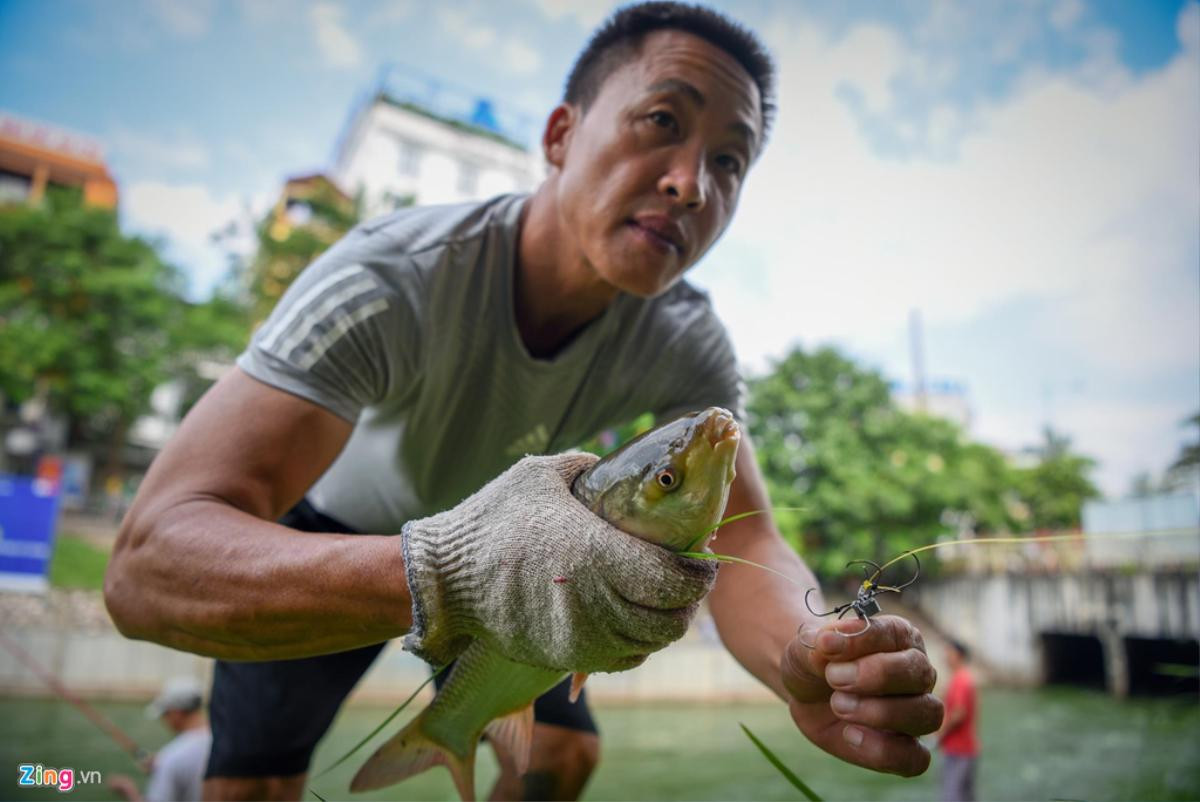 Nước sông Tô Lịch đổi màu xanh ngắt, dân mở hội câu cá Ảnh 9