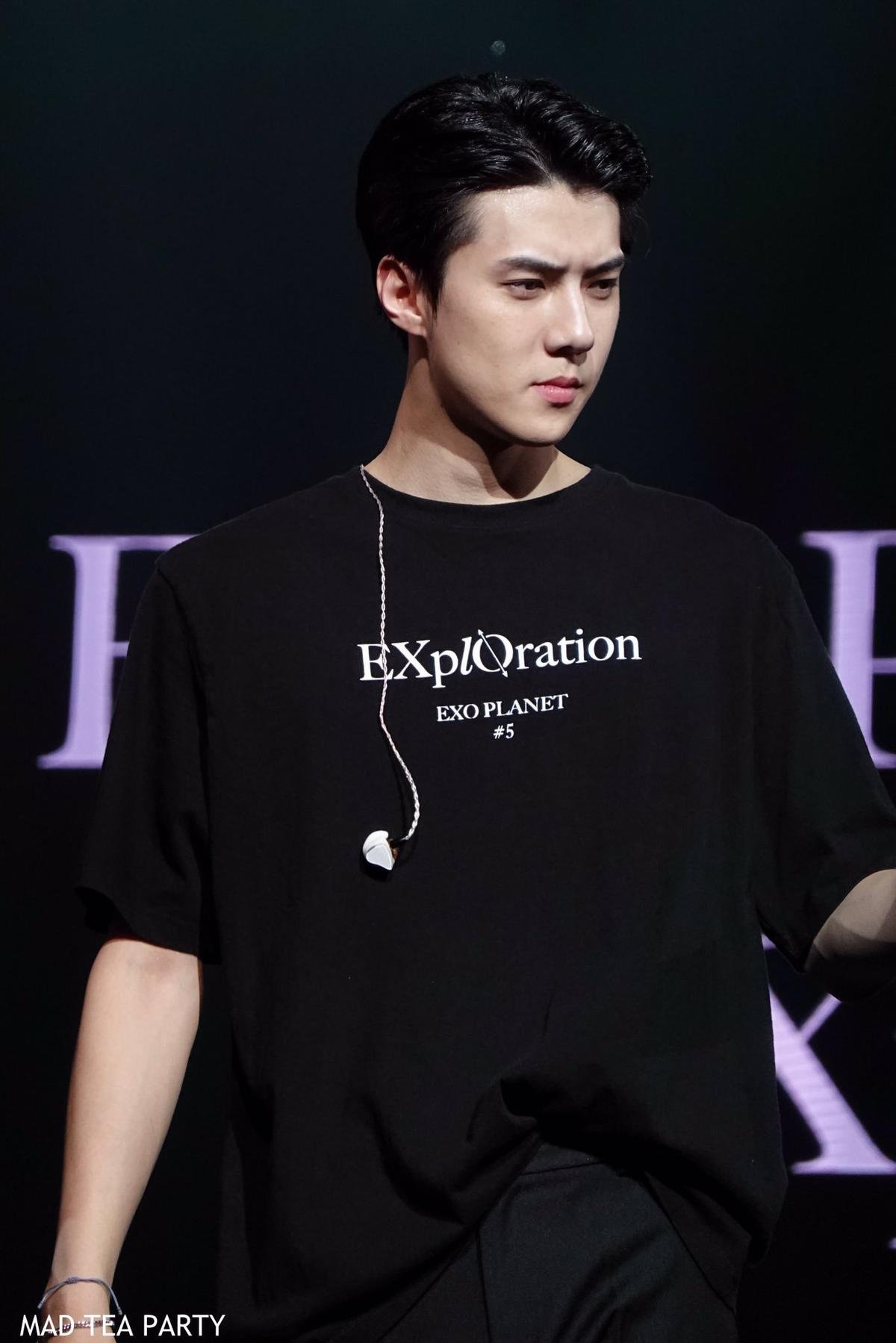 Sehun (EXO) sử dụng điện thoại khán giả trong concert, fan 'ngã ngửa' khi biết mục đích thực sự Ảnh 1