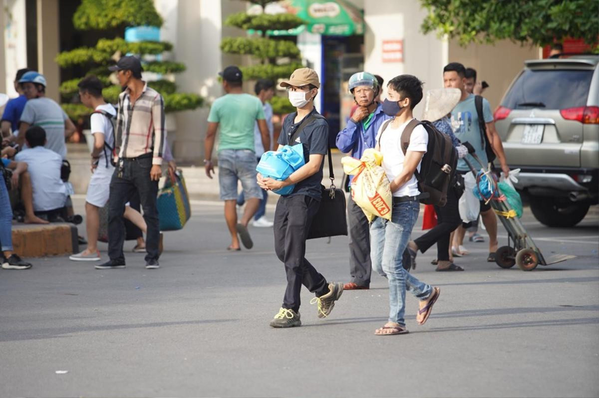 Người dân mệt nhoài 'tay xác nách mang' ra Hà Nội sau kỳ nghỉ lễ 2/9 , các bến xe đông nghịt người Ảnh 3