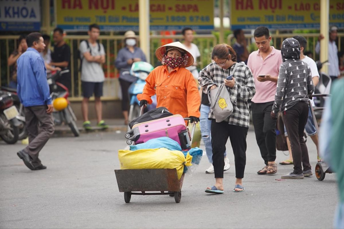 Người dân mệt nhoài 'tay xác nách mang' ra Hà Nội sau kỳ nghỉ lễ 2/9 , các bến xe đông nghịt người Ảnh 2