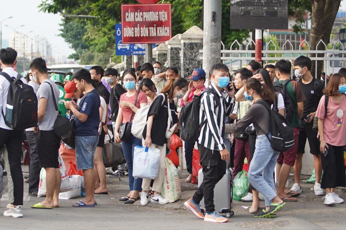 Người dân mệt nhoài 'tay xác nách mang' ra Hà Nội sau kỳ nghỉ lễ 2/9 , các bến xe đông nghịt người Ảnh 7