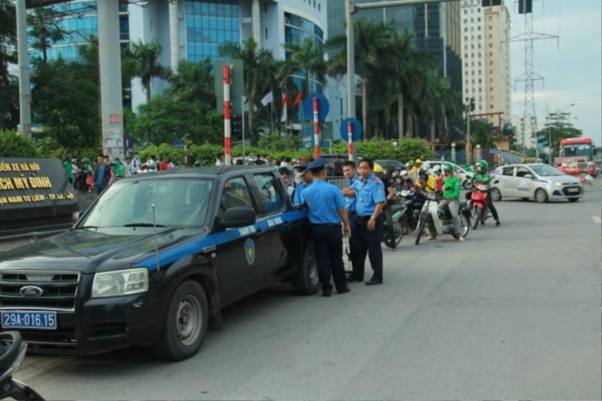 Người dân mệt nhoài 'tay xác nách mang' ra Hà Nội sau kỳ nghỉ lễ 2/9 , các bến xe đông nghịt người Ảnh 9