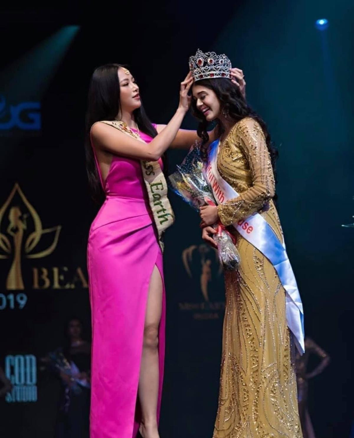 Miss Earth Phương Khánh ghi điểm khi cho Hoa hậu Colombia mượn váy: 'Việc mình cần làm mà!' Ảnh 2