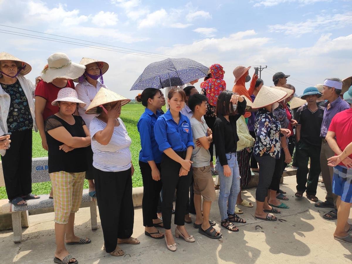 Đẫm nước mắt đám tang cặp vợ chồng bị anh trai ruột thảm sát trước ngày động thổ xây nhà mới Ảnh 2