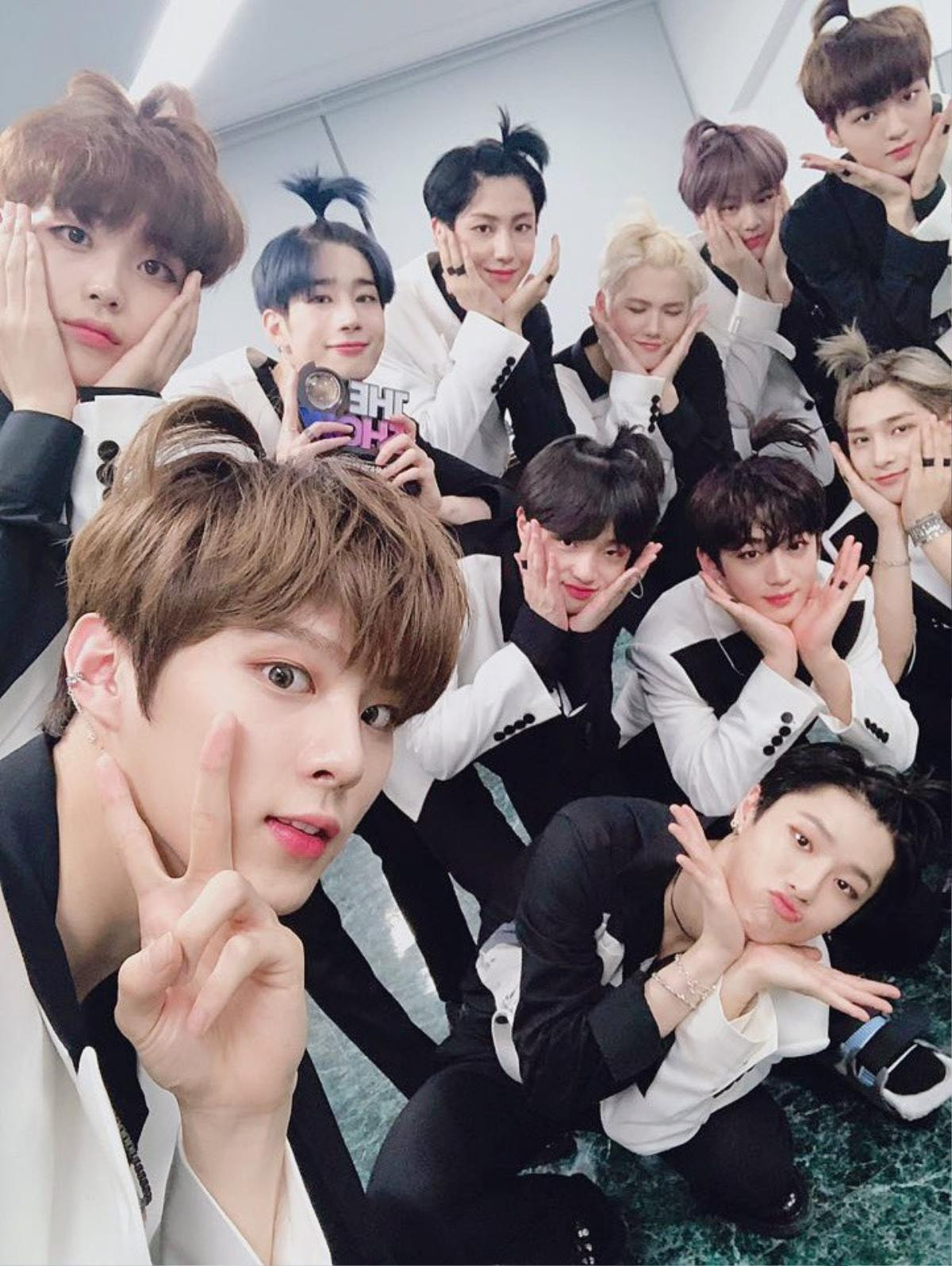 X1 giành cúp đầu tiên sau 5 ngày debut, Song Yoo Bin (Produce X 101) ôm chặt Han Seung Woo trên sân khấu Ảnh 8