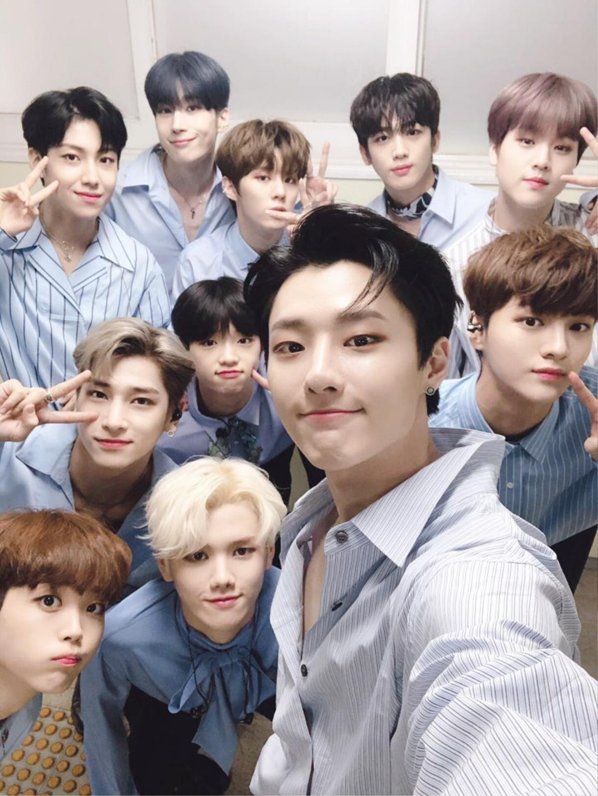 X1 giành cúp đầu tiên sau 5 ngày debut, Song Yoo Bin (Produce X 101) ôm chặt Han Seung Woo trên sân khấu Ảnh 1