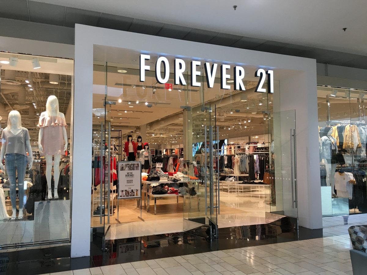 Chưa xử lý xong lùm xùm phá sản, Forever 21 tiếp tục hứng ‘sao quả tạ’ với đơn kiện 10 triệu đô từ Ariana Grande Ảnh 1