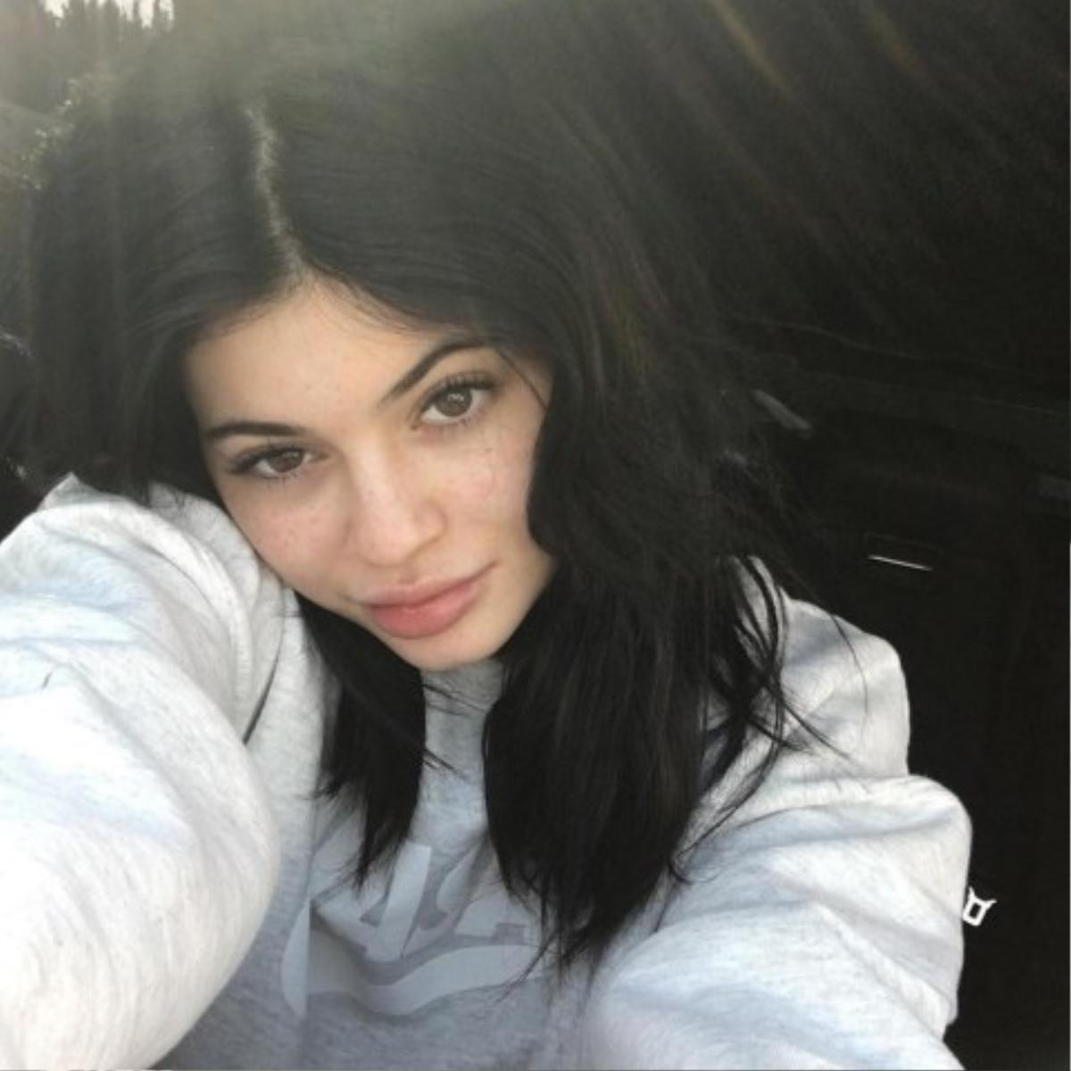 Taylor Swift, Kylie Jenner, Kim Kardashian khoe ảnh selfie mặt mộc ‘hiền như cục đất’ khiến fan không nhận ra Ảnh 4