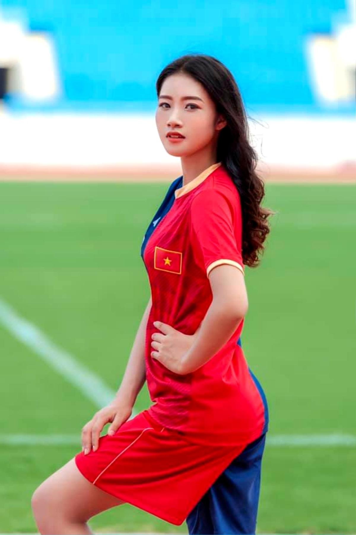 Ngắm bộ ảnh cỗ vũ Việt Nam 'cực độc' của hotgirl xứ Thanh từng viết tâm thư cho Bùi Tiến Dũng Ảnh 6