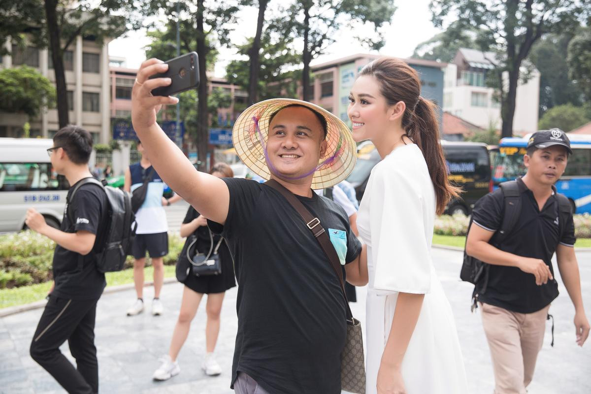 Tường San tặng áo dài cho Hoa hậu Quốc tế, fan chờ Mariem 'tặng lại San' vương miện 12 tỷ Ảnh 4