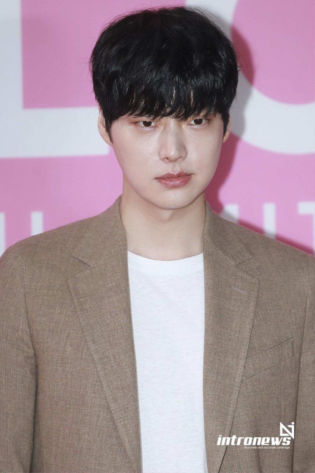 Ahn Jae Hyun sẽ tiếp tục quay phim 'People with Flaws' cùng Oh Yeon Seo theo đúng lịch trình Ảnh 1