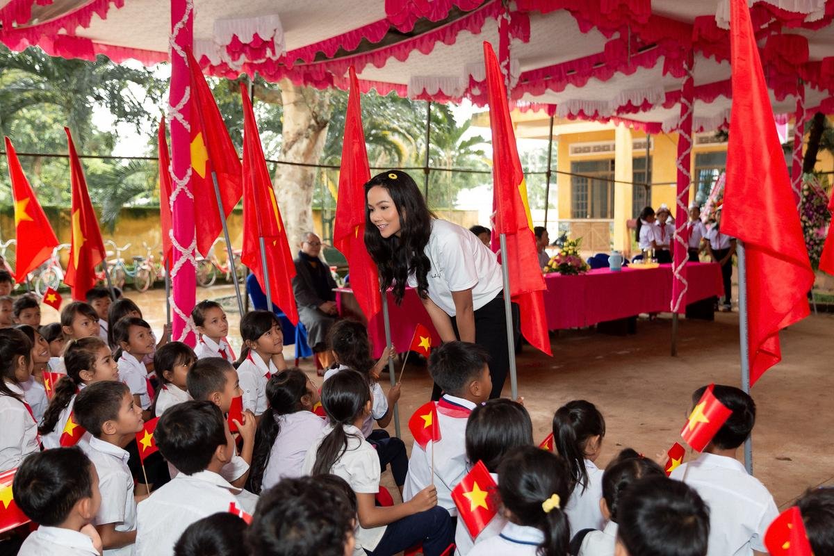 Hoa hậu H'Hen Niê cài hoa xinh lung linh, về trường cũ trao học bổng cho học sinh nghèo vượt khó Ảnh 2