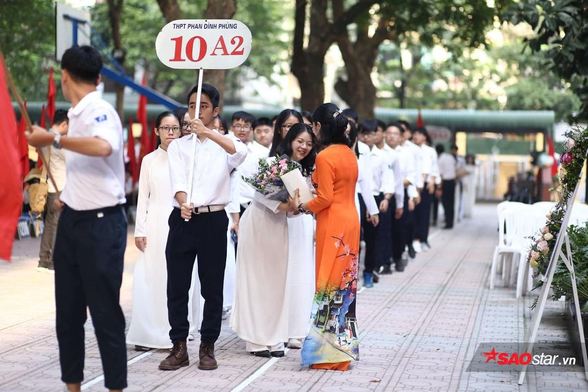 Nữ sinh trường THPT Phan Đình Phùng duyên dáng trong tà áo dài, rạng rỡ nhân ngày khai giảng năm học mới Ảnh 10