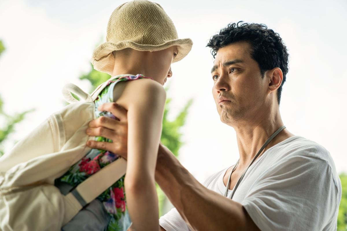 'Ông chú' đẹp trai Cha Seung Won tái xuất màn ảnh rộng với bộ phim tình cảm hài hước 'Tươi lên đi, Mr. Lee' Ảnh 1