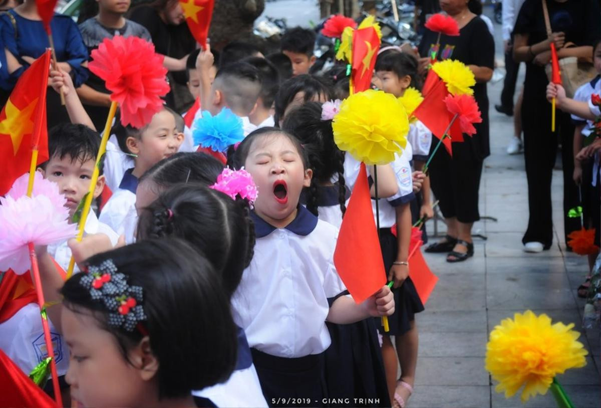 Loạt ảnh các cô cậu học sinh mệt mỏi và liên tục ngáp ngủ trong lễ khai giảng khiến nhiều người vừa thương vừa buồn cười Ảnh 1