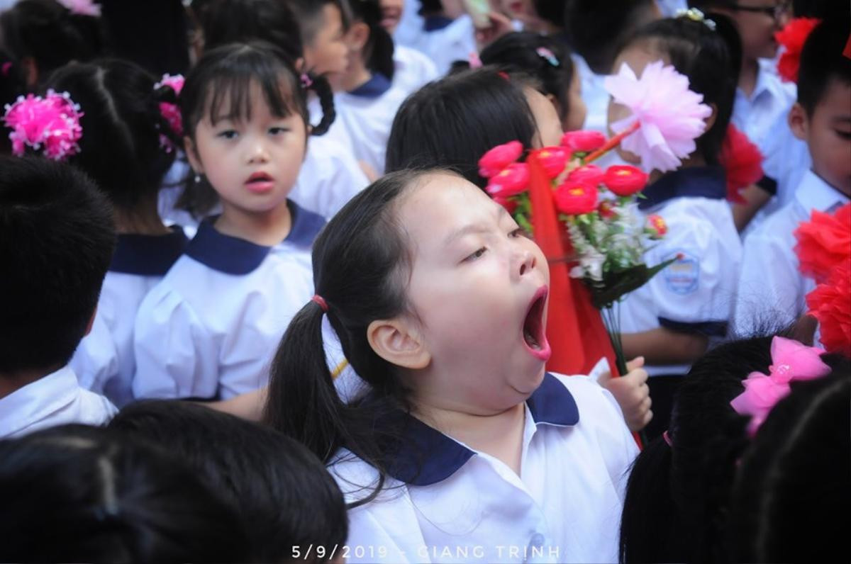 Loạt ảnh các cô cậu học sinh mệt mỏi và liên tục ngáp ngủ trong lễ khai giảng khiến nhiều người vừa thương vừa buồn cười Ảnh 3