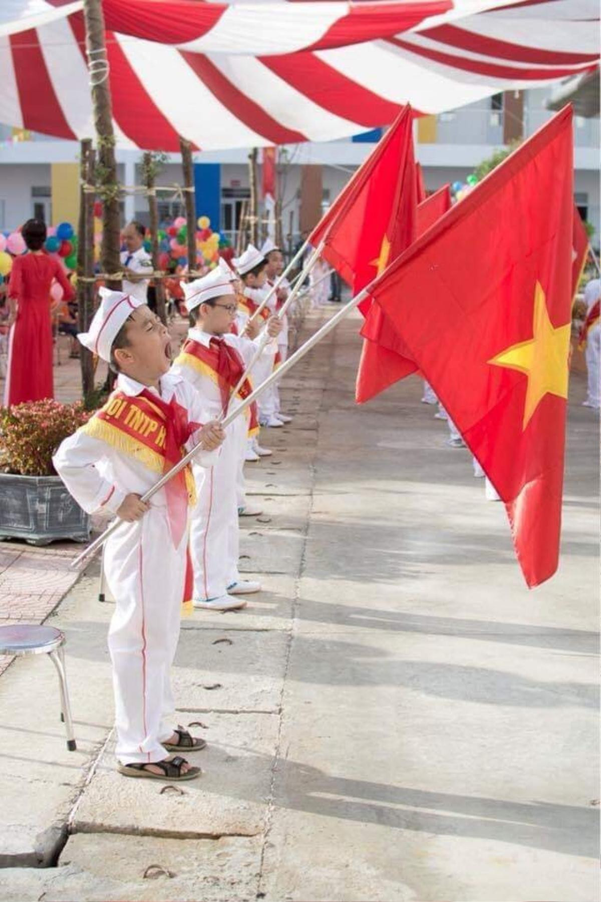 Loạt ảnh các cô cậu học sinh mệt mỏi và liên tục ngáp ngủ trong lễ khai giảng khiến nhiều người vừa thương vừa buồn cười Ảnh 4