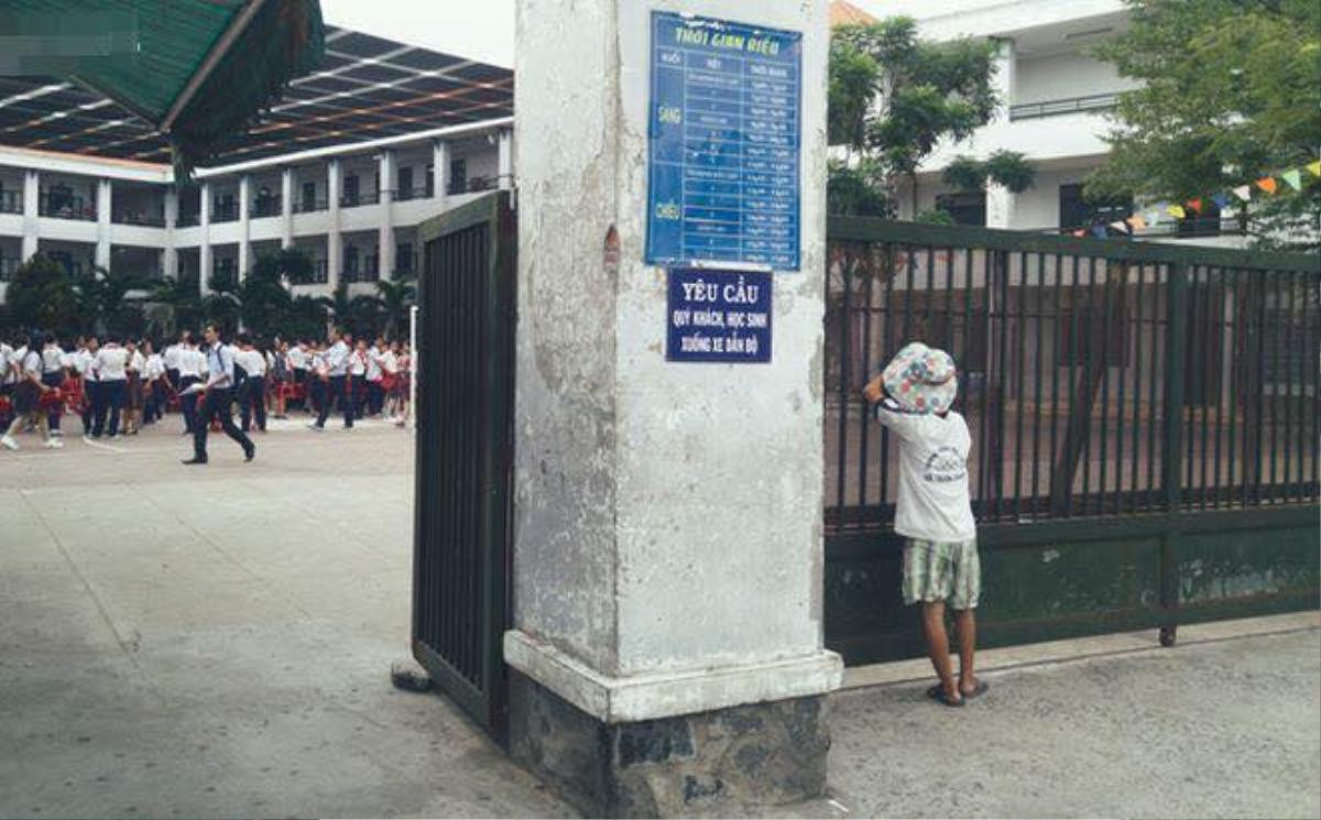 Nghẹn lòng trước hình ảnh những đứa bé bên ngoài cổng trường ngày khai giảng: Ai cũng có ước mơ được đến trường! Ảnh 1