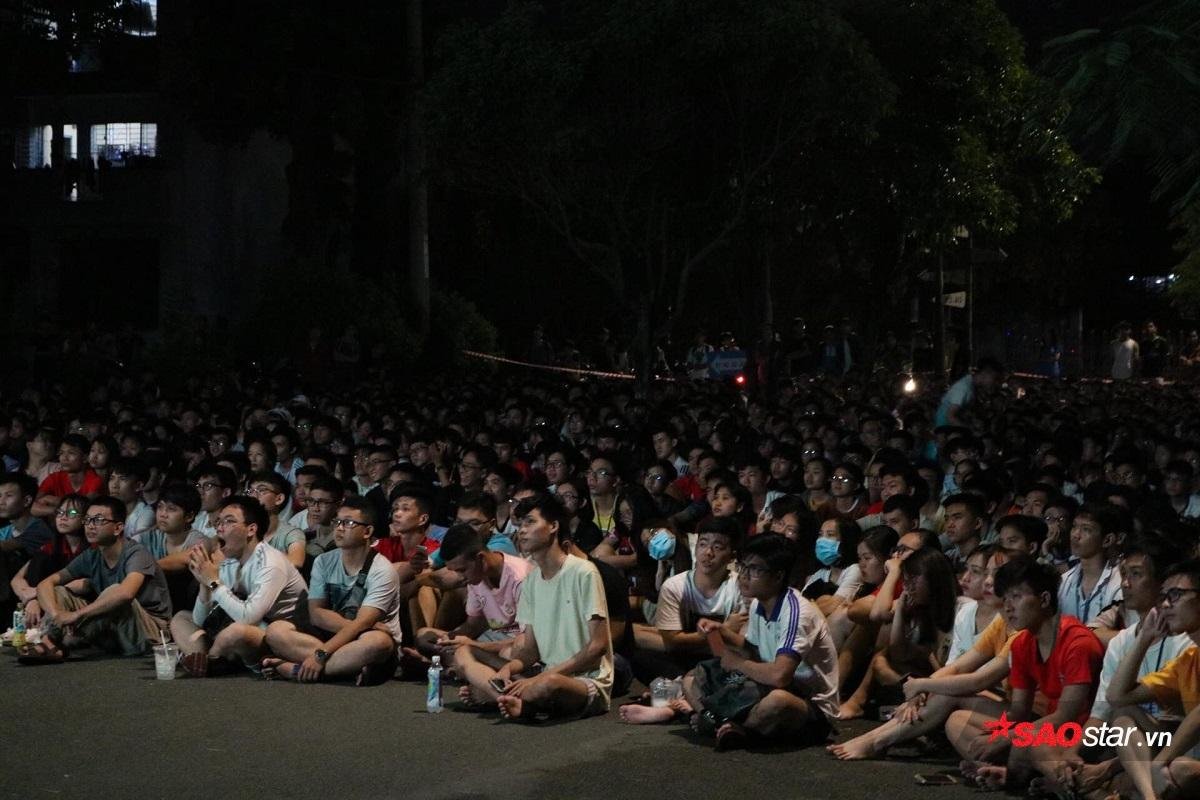 Hàng ngàn sinh viên tại KTX ĐHQG TP.HCM hào hứng cổ vũ đội tuyển Việt Nam trước đối thủ Thái Lan Ảnh 1