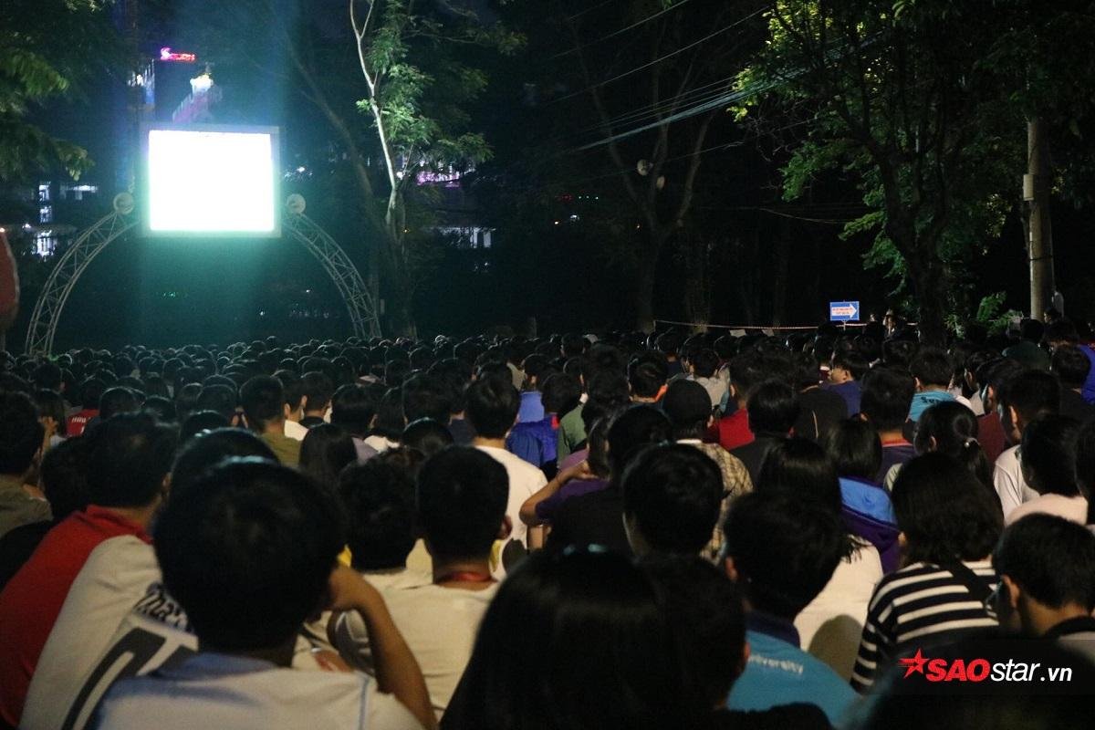 Hàng ngàn sinh viên tại KTX ĐHQG TP.HCM hào hứng cổ vũ đội tuyển Việt Nam trước đối thủ Thái Lan Ảnh 4