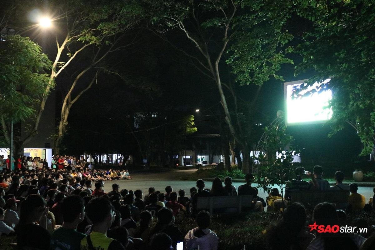 Hàng ngàn sinh viên tại KTX ĐHQG TP.HCM hào hứng cổ vũ đội tuyển Việt Nam trước đối thủ Thái Lan Ảnh 5