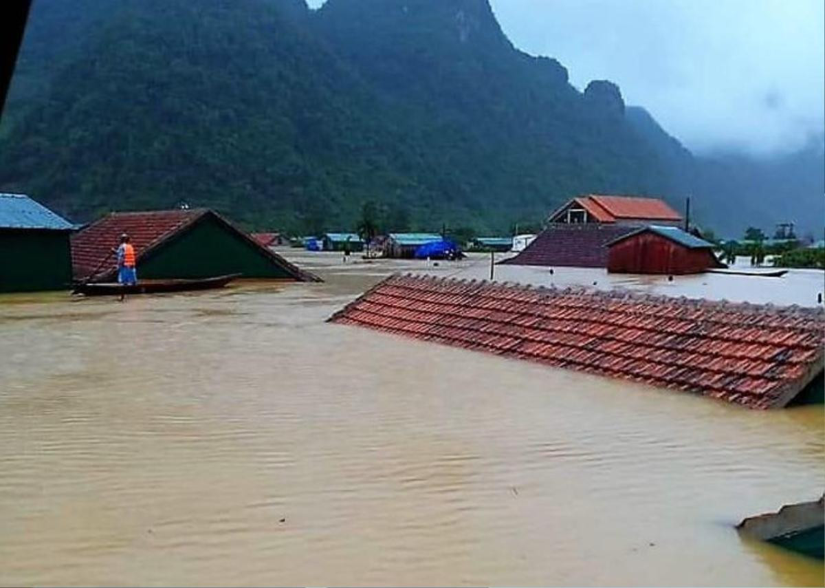 Xót xa cảnh rốn lũ Tân Hóa nhà ngập đến nóc, bị cô lập ba ngày qua vì nước dâng cao hơn 3 m Ảnh 2