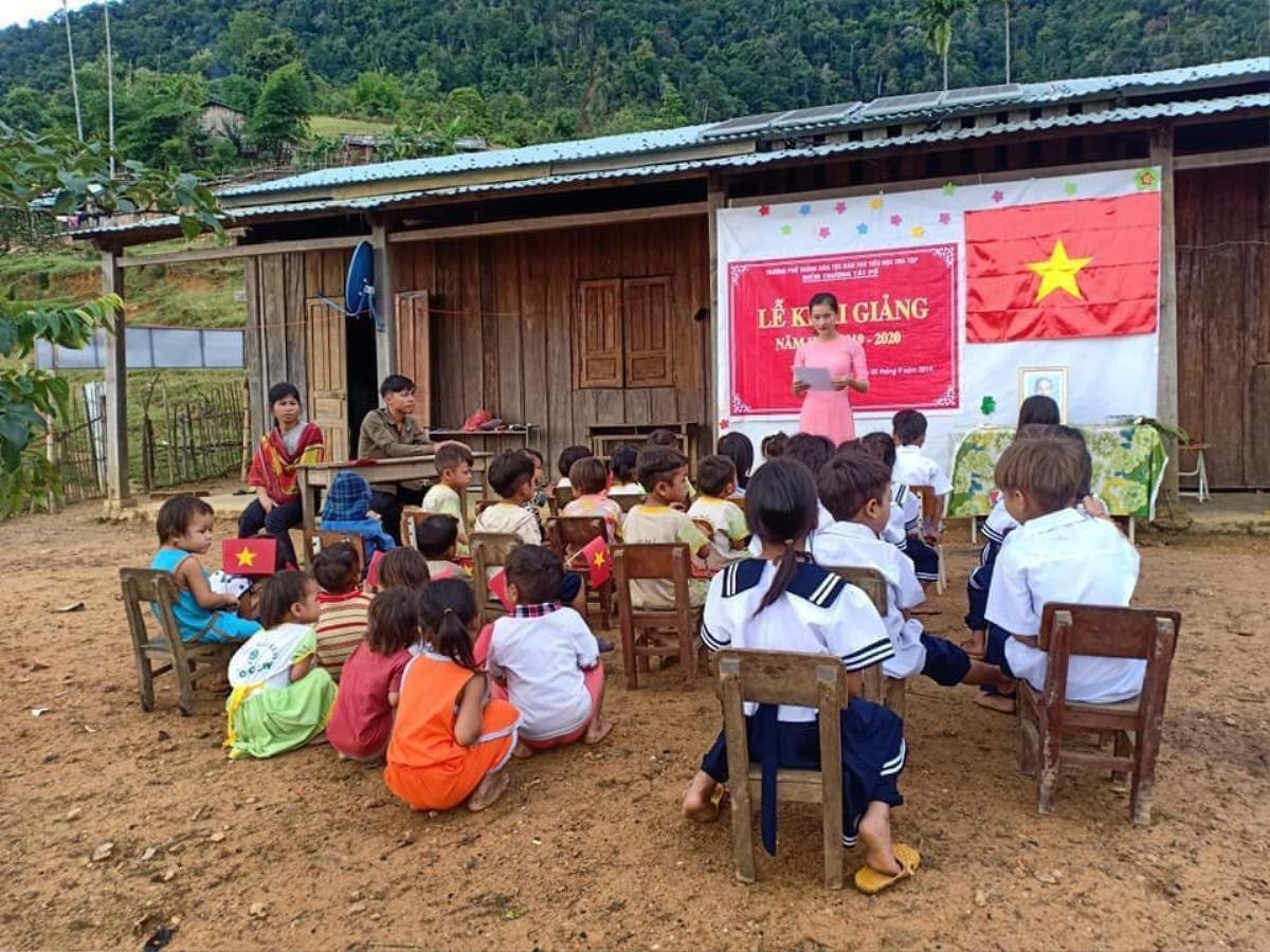 Chẳng sân khấu trang trọng hay kèn hoa rực rỡ, buổi lễ khai giảng mộc mạc của cô trò trên dãy Trường Sơn khiến nhiều người cay khóe mắt Ảnh 2