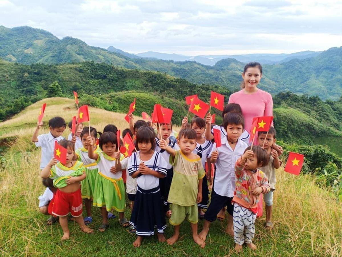 Chẳng sân khấu trang trọng hay kèn hoa rực rỡ, buổi lễ khai giảng mộc mạc của cô trò trên dãy Trường Sơn khiến nhiều người cay khóe mắt Ảnh 4