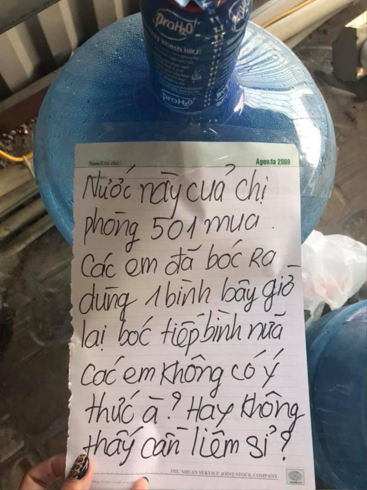 Bức xúc vì bạn chung chỗ trọ liên tục 'hack' đồ, dắt người yêu về nhà cười nói ầm ĩ, cô gái dán giấy 'dằn mặt' trước khi chuyển nhà Ảnh 3