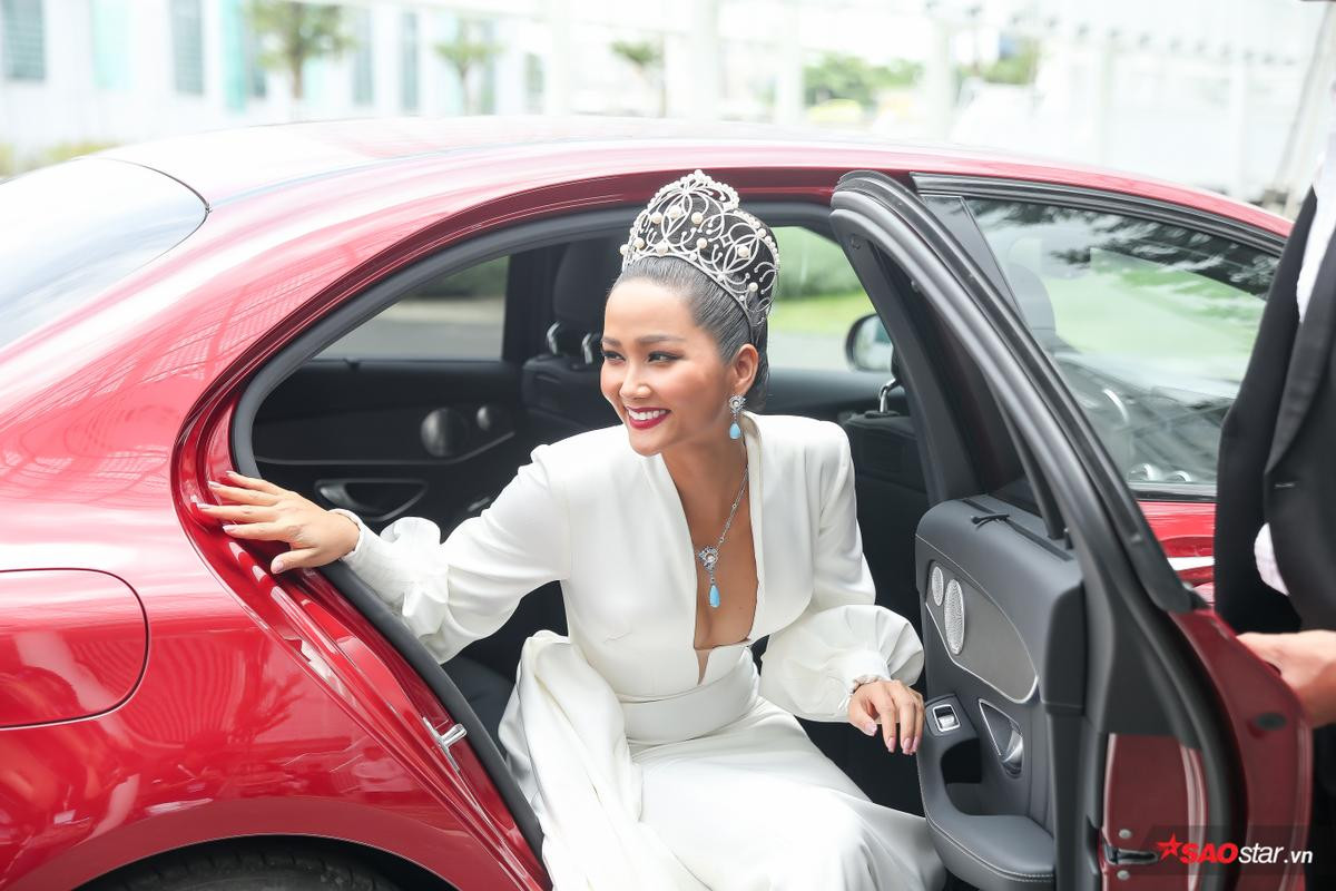 Hoa hậu H'Hen Niê đội vương miện 2.7 tỷ, hào hứng trở thành 'host' Miss Universe Vietnam 2019 Ảnh 1