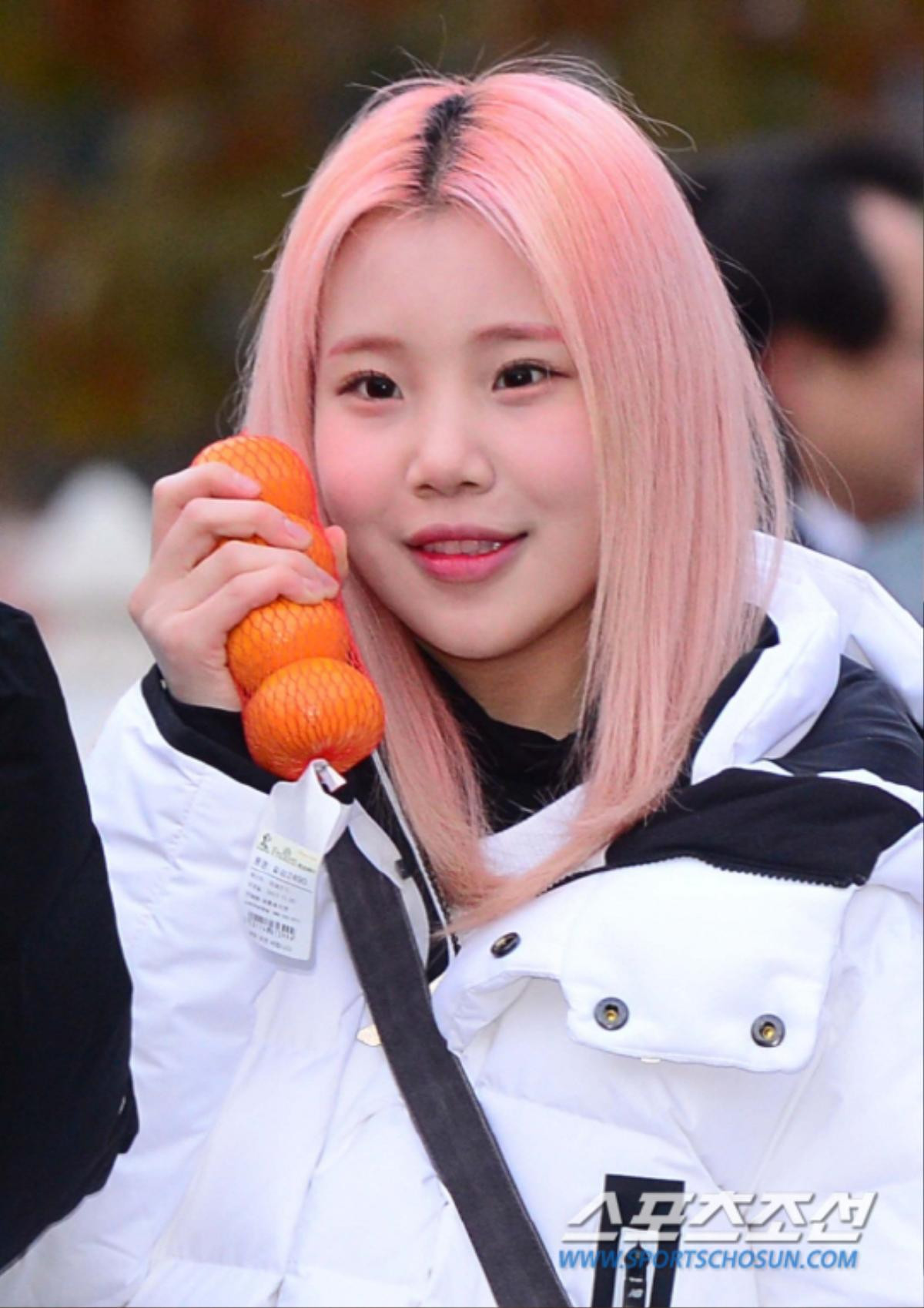 JooE (Momoland) phủ nhận hẹn hò, tiết lộ thân phận 'bạn nam' bên cạnh Ảnh 5