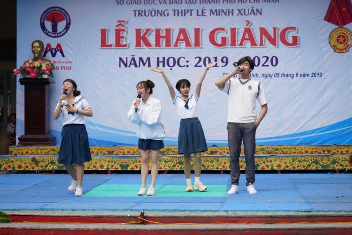 Lần đầu dự lễ khai giảng tại Việt Nam, Kaity Nguyễn kết hợp cùng Trang Hý 'náo loạn' trường cũ của hotgirl Trịnh Thảo Ảnh 2