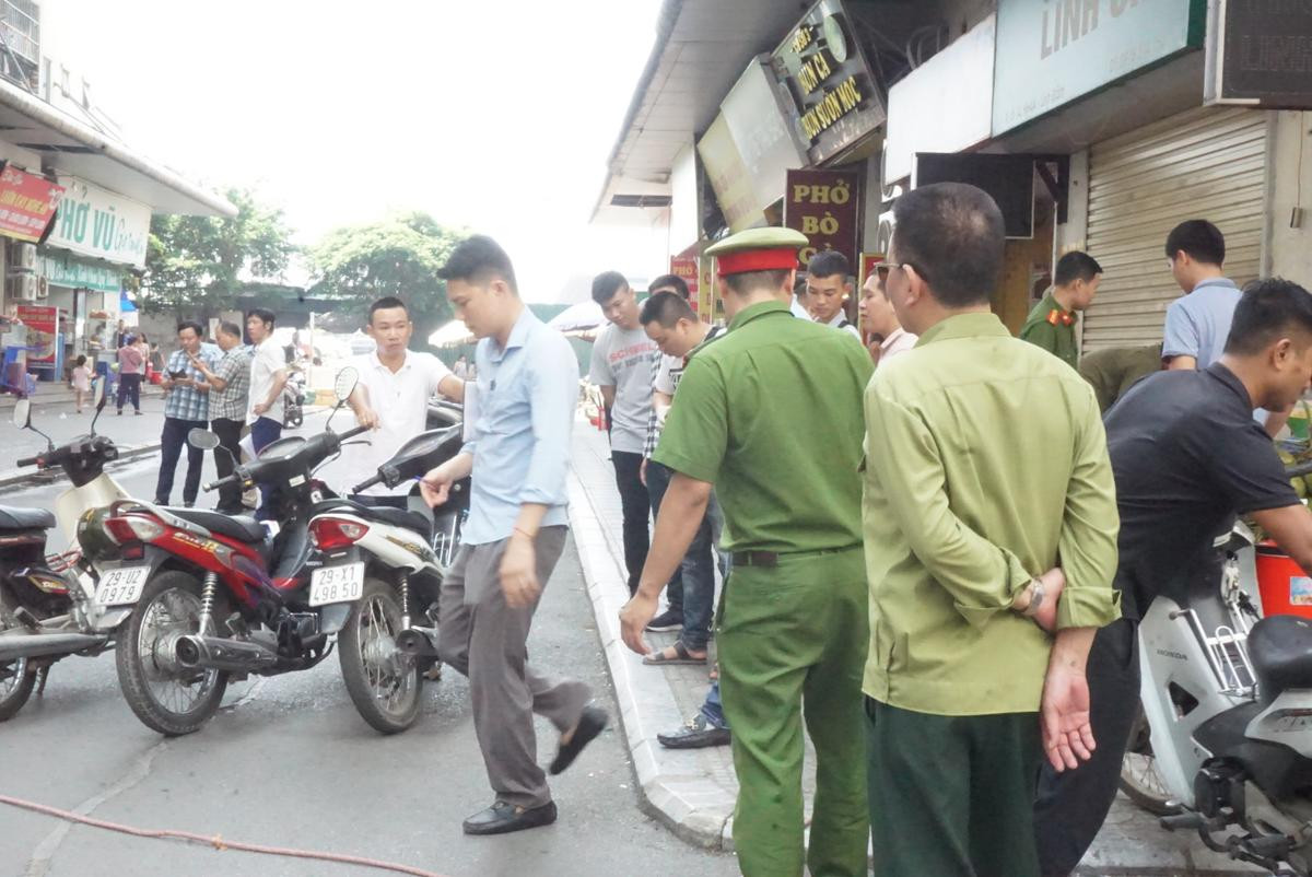 Hiện trường vụ mở hộp quà bưu phẩm phát nổ ở chung cư Linh Đàm khiến 4 người bị thương Ảnh 7