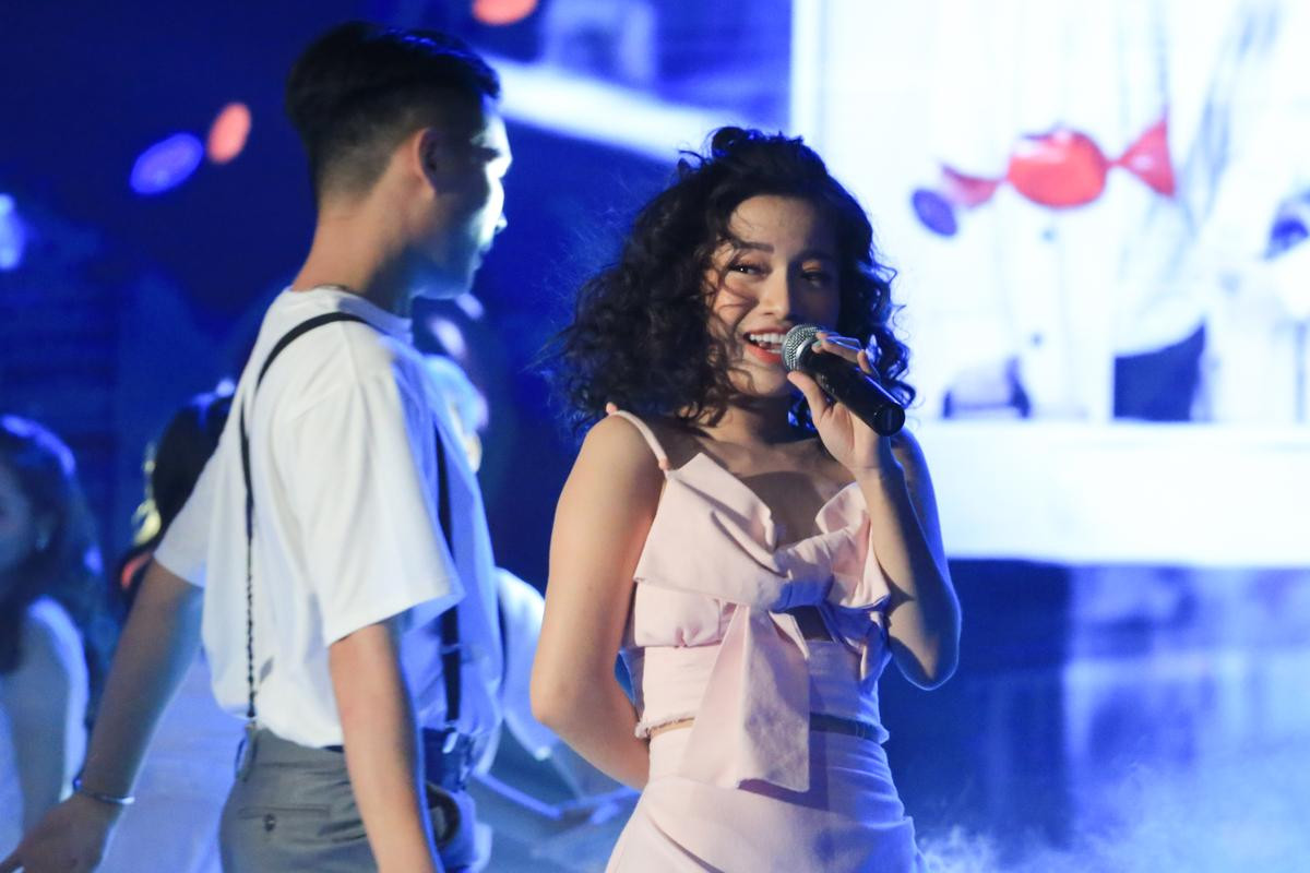 Clip: Lâm Bảo Ngọc (Á quân The Voice 2019) 'phá cách' nhạc phim của Ninh Dương Lan Ngọc tại VTV Awards 2019 Ảnh 3