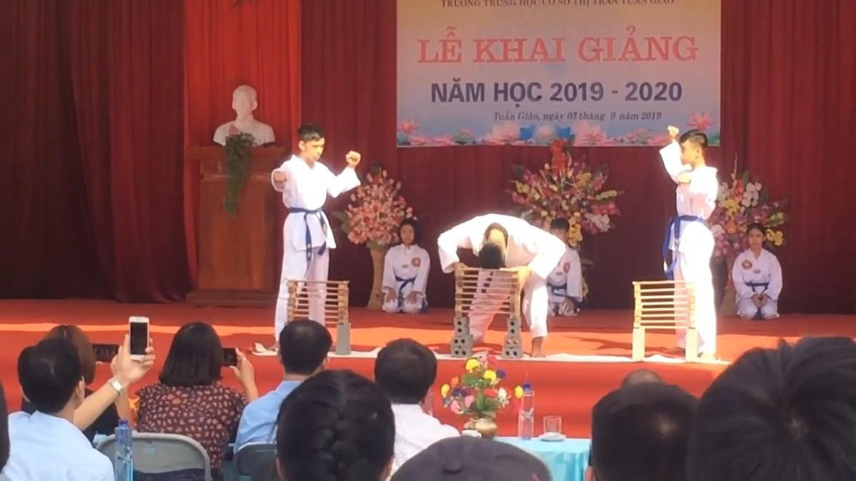 Tiết mục biểu diễn Kung fu độc lạ của 3 nam sinh trong ngày khai giảng: ‘Đúng là trường người ta chưa bao giờ khiến mình thất vọng’ Ảnh 1