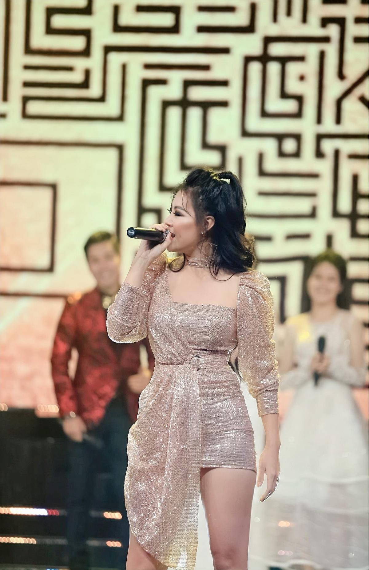 Đinh Hương - Thanh Hương mặc gợi cảm, bùng nổ trên sân khấu VTV Award - Ấn tượng 2019 Ảnh 1