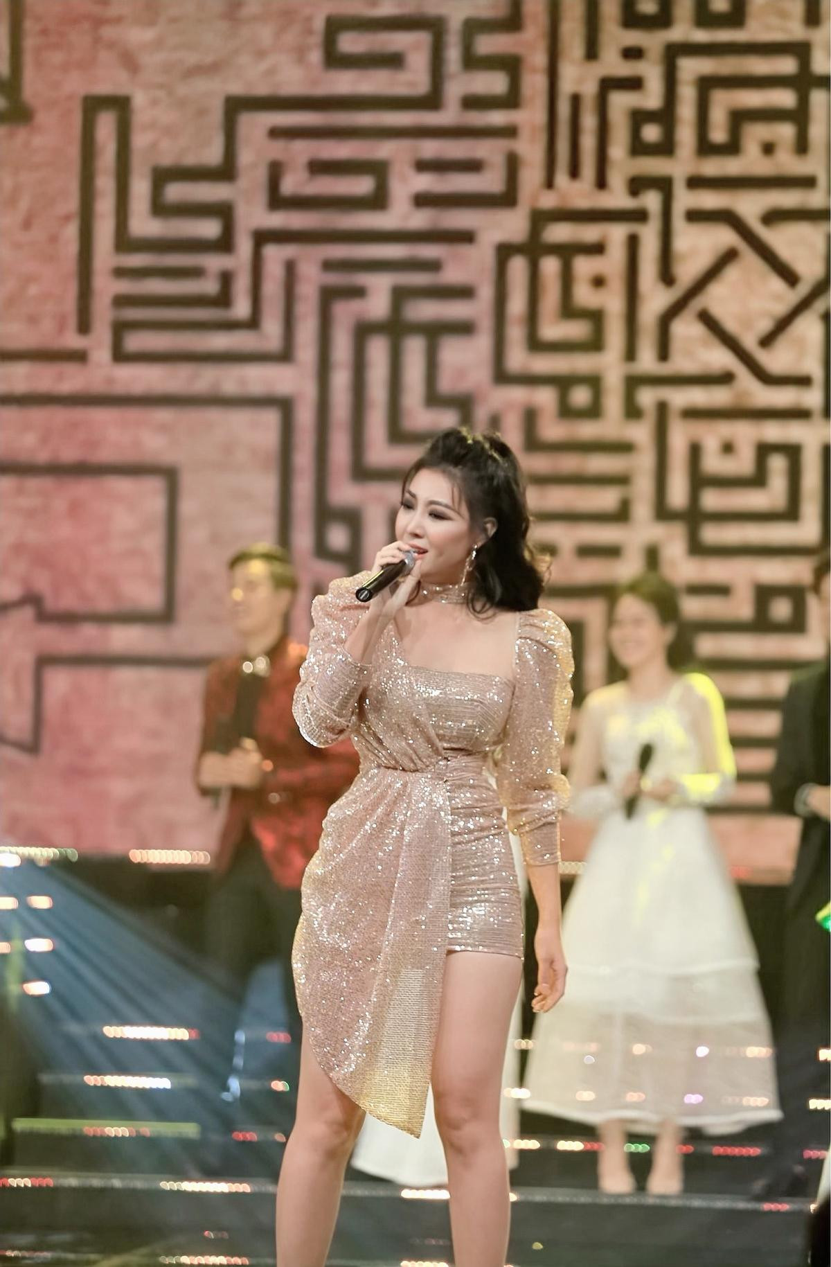 Đinh Hương - Thanh Hương mặc gợi cảm, bùng nổ trên sân khấu VTV Award - Ấn tượng 2019 Ảnh 3