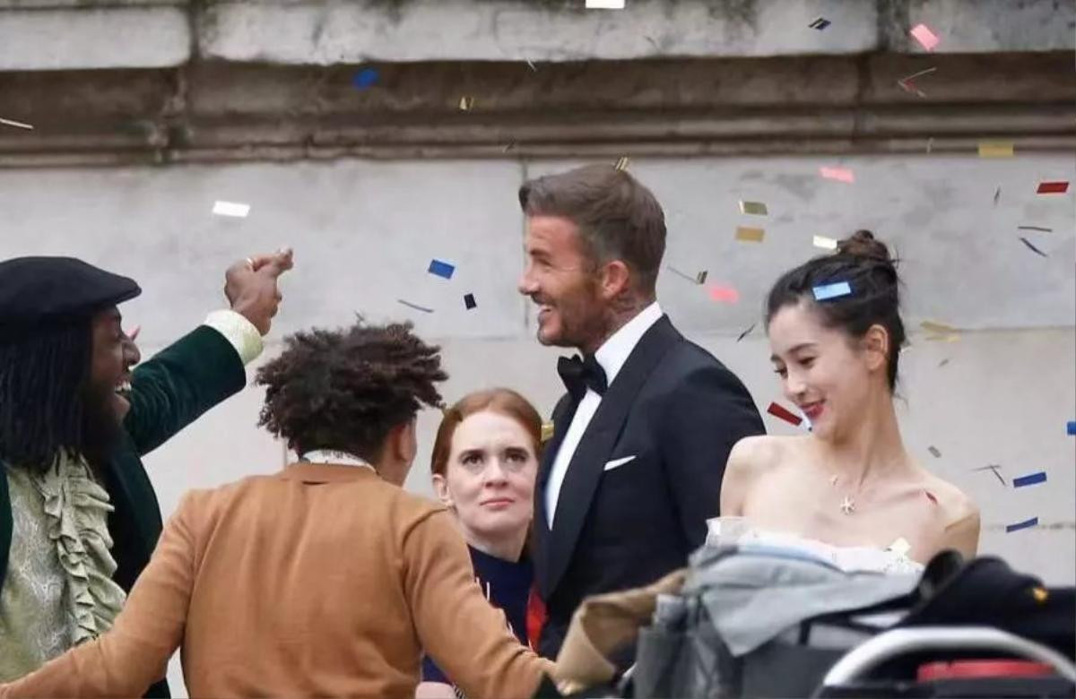 Ảnh chưa qua chỉnh sửa khi gánh đôi với David Beckham, Angelababy lộ dấu hiệu tuổi tác với vết chân chim Ảnh 5