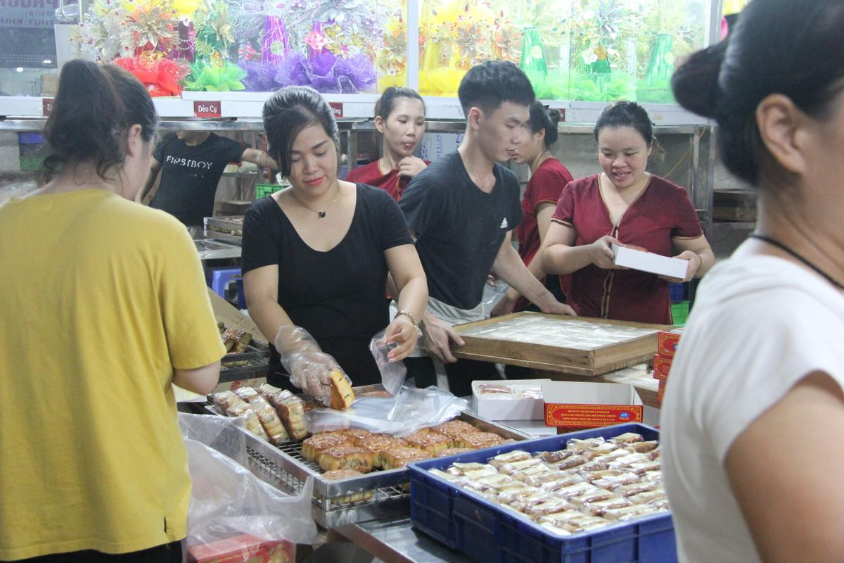 Người Hà Nội xếp hàng dài chờ mua bánh Trung thu Bảo Phương, người bán không kịp trở tay Ảnh 11