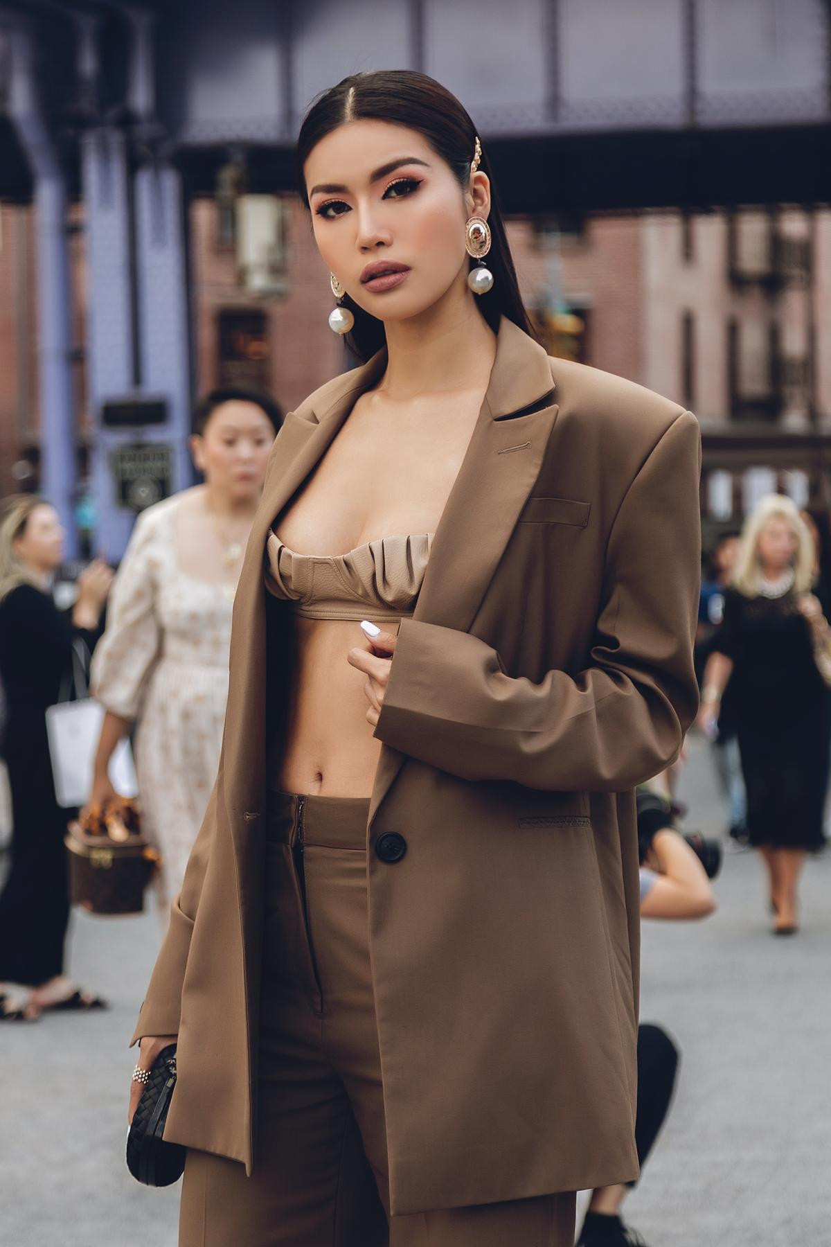 Minh Tú diện áo bra cách điệu khoe vòng 1 nóng bỏng tại New York Fashion Week Ảnh 2