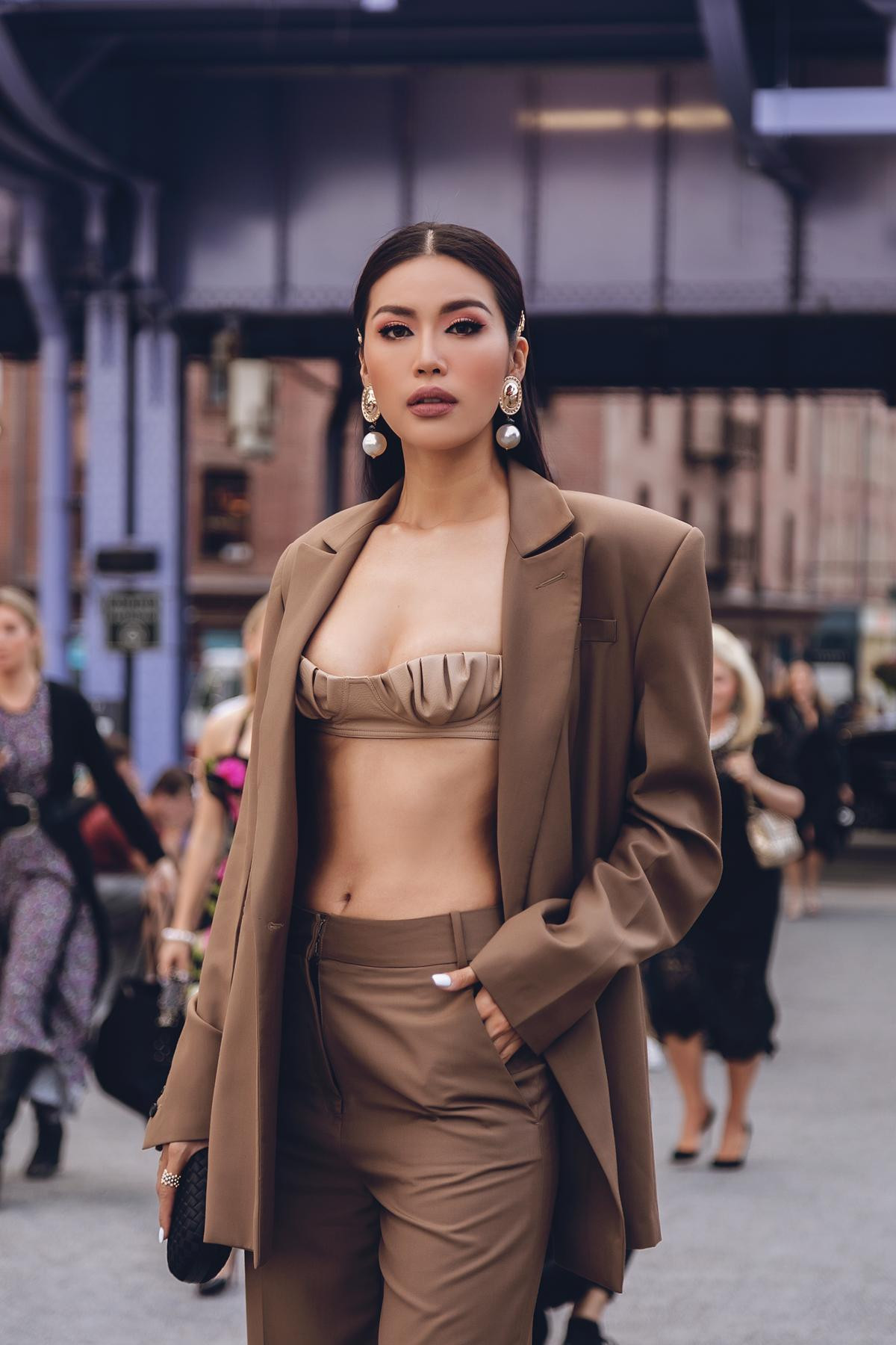 Minh Tú diện áo bra cách điệu khoe vòng 1 nóng bỏng tại New York Fashion Week Ảnh 1